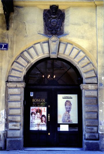 Salon Roman entrance