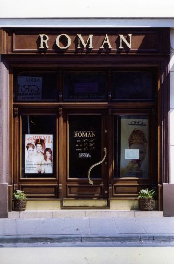 Salon Roman entrance